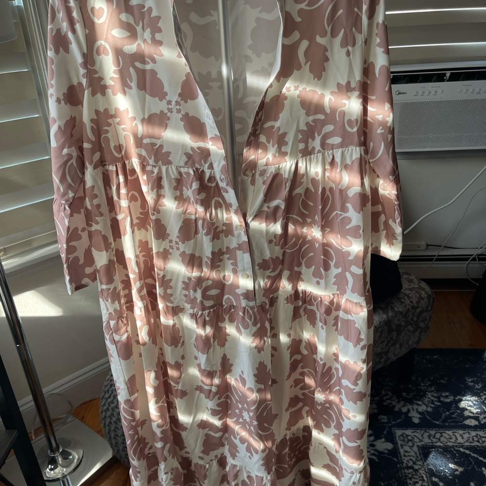 Chic Taupe and Cream floral Maxi Dress. Size Medium. NWT. A must have for summer
